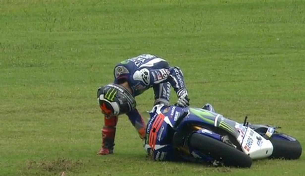 Pebalap Movistar Yamaha, Jorge Lorenzo, terjatuh dan gagal melanjutkan balapan MotoGP Argentina di Sirkuit Autodromo Termas de Rio Hondo, Senin (4/4/2016) dini hari WIB. (Bola.com/Twitter))