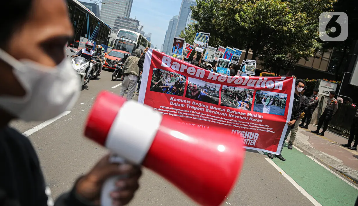 Yang sangat sangat menyakitkan dan memilukan, lanjut Dilshat Rishit, selama Ramadhan, Otoritas China memanggil seluruh umat muslim setiap siang hari untuk makan, agar memastikan mereka tidak menjalankan ibadah wajib puasa bagi siapapun yang beragama islam. (Liputan6.com/Faizal Fanani)