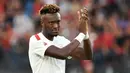 Tammy Abraham kurang mendapatkan menit bermain di Chelsea. Jose Mourinho kemudian memboyong penyerang berusia 25 tahun tersebut ke AS Roma pada 2021. Tammy direkrut AS Roma dengan biaya 41 juta euro. (Photo by Isabella BONOTTO / AFP)