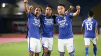 Para pemain Persib Bandung merayakan gol yang dicetak Frets Butuan ke gawang Madura United di Stadion Manahan, Sabtu (4/12/2021) malam. (Bola.com/Bagaskara Lazuardi)