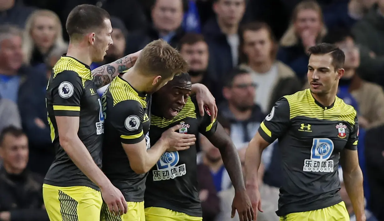 Para pemain Southampton merayakan gol yang dicetak oleh Michael Obafemi ke gawang Chelsea pada laga Premier League 2019 di Stadion Stamford Bridge, Kamis (26/12). Chelsea menyerah 0-2 dari Southampton. (AFP/Adrian Dennis)