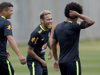 Striker Brasil, Neymar, tertawa saat mengikuti sesi latihan jelang laga Kualifikasi Piala Dunia di  Teresopolis, Barsil, Selasa (3/10/2017). Brasil akan berhadapan dengan Bolivia. (AP/Silvia Izquierdo)