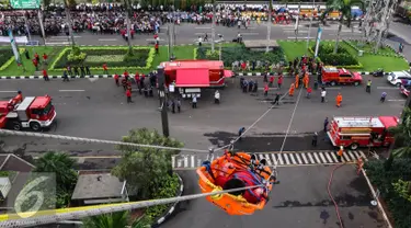 Petugas damkar mengevakuasi korban saat simulasi penanggulangan kebakaran di Senayan City, Jakarta, Kamis (2/6). Simulasi ini untuk meningkatkan kewaspadaan dan kesigapan pengelola pusat perbelanjaan dalam menghadapi kebakaran. (Liputan6.com/Fery Pradolo)