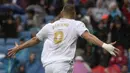 Striker Real Madrid, Karim Benzema, merayakan gol yang dicetaknya ke gawang Levante pada laga La Liga Spanyol di Stadion Santiago Bernabeu, Madrid, Sabtu (14/9). Madrid menang 3-2 atas Levante. (AFP/Curto De La Torre)