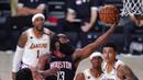 Pebasket Houston Rockets, James Harden, berusaha memasukkan bola saat melawan Los Angeles Lakers pada gim kelima semifinal wilayah barat, Minggu (13/9/2020). Lakers menang dengan skor 119-96. (AP Photo/Mark J. Terrill)