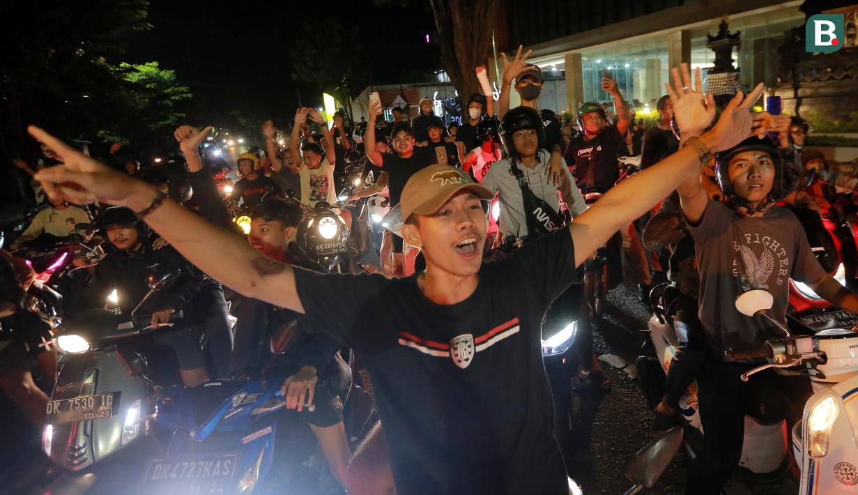 Sejumlah suporter Bali United turun ke jalan untuk merayakan keberhasilan tim kesayangannya menjuarai BRI Liga 1 2021/2022 di Bali, Sabtu (26/3/2022) dini hari. Skuat Serdadu Tridatu berhasil mencatatkan Back to Back usai berhasil mempertahankan juara pada 2019 lalu. (Bola.com/M Iqbal Ichsan)
