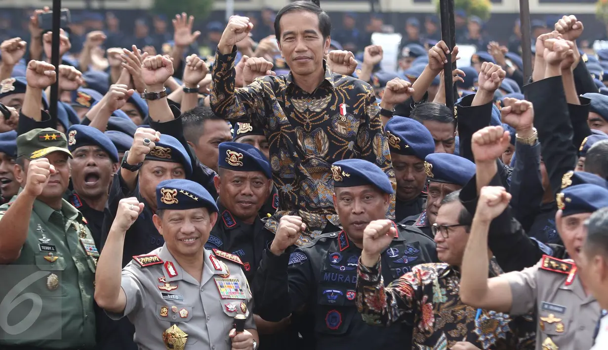 Presiden Jokowi dipanggul pasukan Brimob usai memimpin apel Korps Brimob Polri di Kelapa Dua, Depok, Jumat (11/11). Dalam arahannya, Presiden mengapresiasi kerja Brimob yang membantu pengamanan unjuk rasa 4 November 2016. (Liputan6.com/Immanuel Antonius)