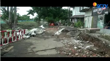 Kondisi jalan yang ambles mengakibatkan aktivitas warga di Jalan AL Mujahidin, Cipinang, pada Minggu pagi lumpuh.