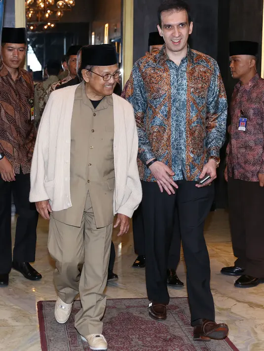 Film 'Surga yang Tak Dirindukan' ditanggapi positif oleh BJ Habibie, tokoh yang kisah cintanya juga pernah difilmkan ini. (Galih W. Satria/Bintang.com)