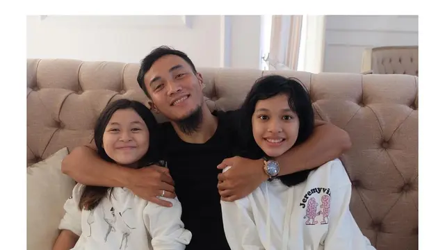 6 Potret Kebersamaan Putri Okie Agustina dan Ayah Sambungnya, Penuh Kehangatan