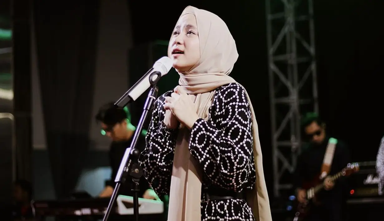 Ini dia salah satu penampilan Nissa Sabyan saat berada di atas panggung. Perempuan 20 tahun ini memang cukup dikenal dnegan gaya busananya yang terkesan kasual. (Liputan6.com/IG/@nissa_sabyan)
