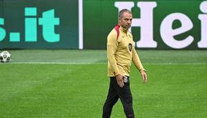 Pelatih Barcelona, Hansi Flick memimpin latihan menjelang laga leg 2 semifinal Liga Champions 2024/2025 melawan Inter Milan di Giuseppe Meazza, Milan, Italia. (AFP/Piero Cruciatti)