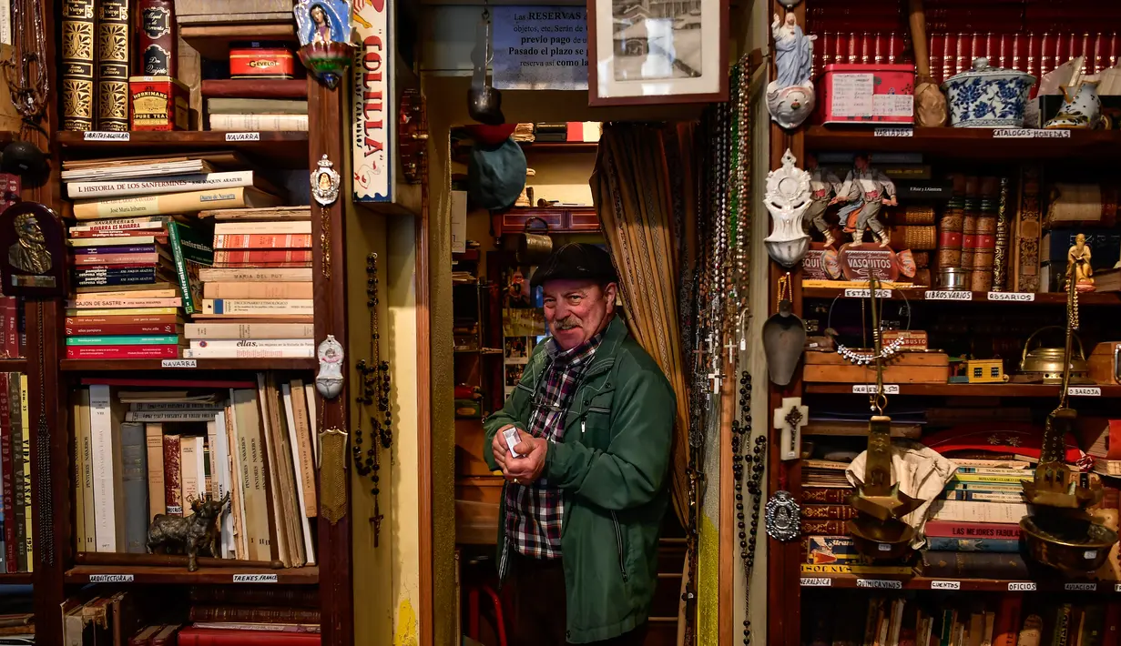 Manuel Mosquera (69) berpose di dalam toko barang antiknya di "Pulgas' Market'' di Pamplona, Spanyol utara, (2/3). (AP Photo/Alvaro Barrientos)