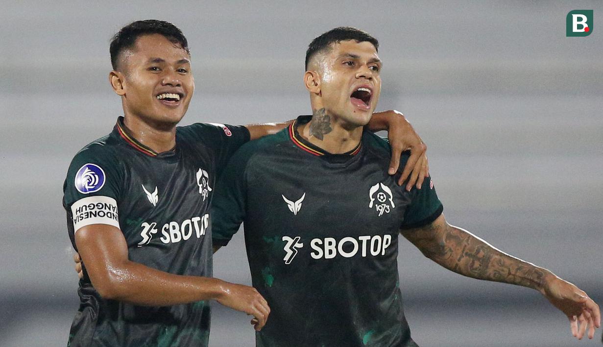 Gol penyeimbang Persikabo 1973 akhirnya datang pada menit ke-36 lewat Dimas Drajad (kiri). Ia sukses menggetarkan jala gawang Madura United yang dikawal M. Ridho lewat tendangan jarak jauh kaki kanannya. (Bola.com/M Iqbal Ichsan)