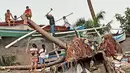 Penduduk mengecek kerusakan akibat hujan lebat dan banjir di Kota Oroquieta, Misamis Occidental (27/12/2022). Korban tewas akibat banjir di Filipina telah meningkat menjadi 25 orang, kata para pejabat pada 28 Desember, dengan badai diperkirakan akan menurunkan lebih banyak hujan di wilayah selatan dan tengah yang paling terpukul. (Photo by Handout/Angelica Villarta/AFP)