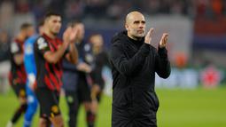 Pelatih Manchester City, Pep Guardiola bertepuk tangan untuk penggemar usai bertanding melawan  RB Leipzig pada pertandingan leg pertama babak 16 besar Liga Champions di Red Bull Arena, Jerman, Kamis (23/2/2023). Guardiola juga menegaskan bahwa imbang bukan hasil yang buruk. (AFP/Odd Andersen)