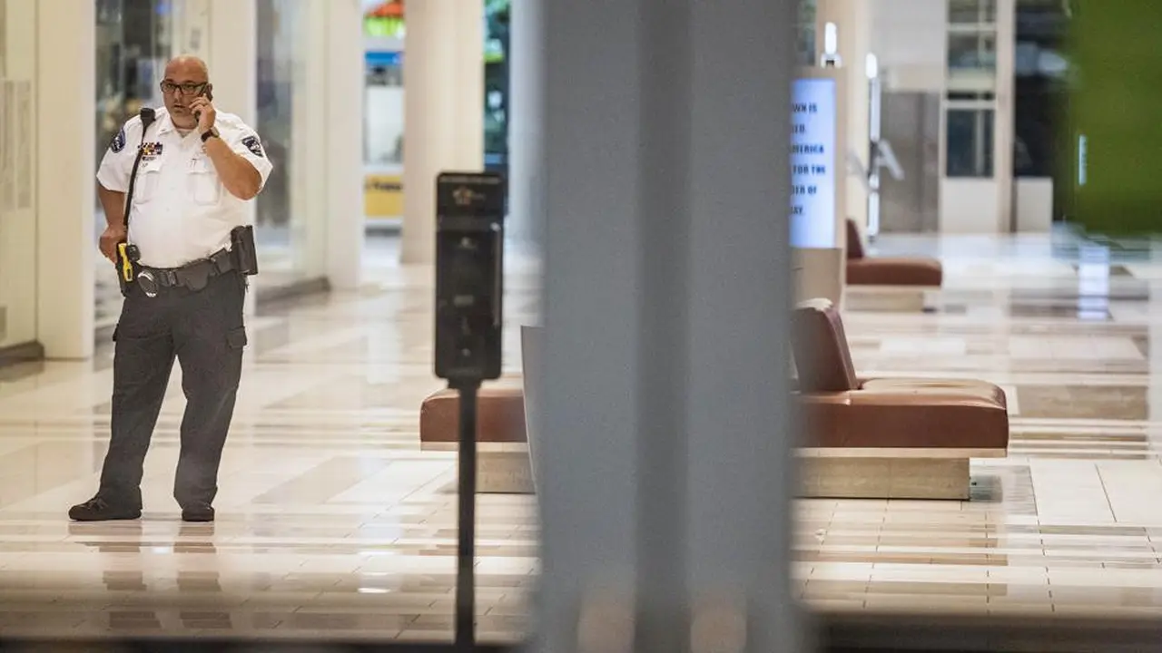 Mall of America di Bloomington, Minnesota lockdown beberapa jam akibat penembakan pada Kamis, 4 Agustus 2022. (Richard Tsong-Taatarii/Star Tribune via AP)