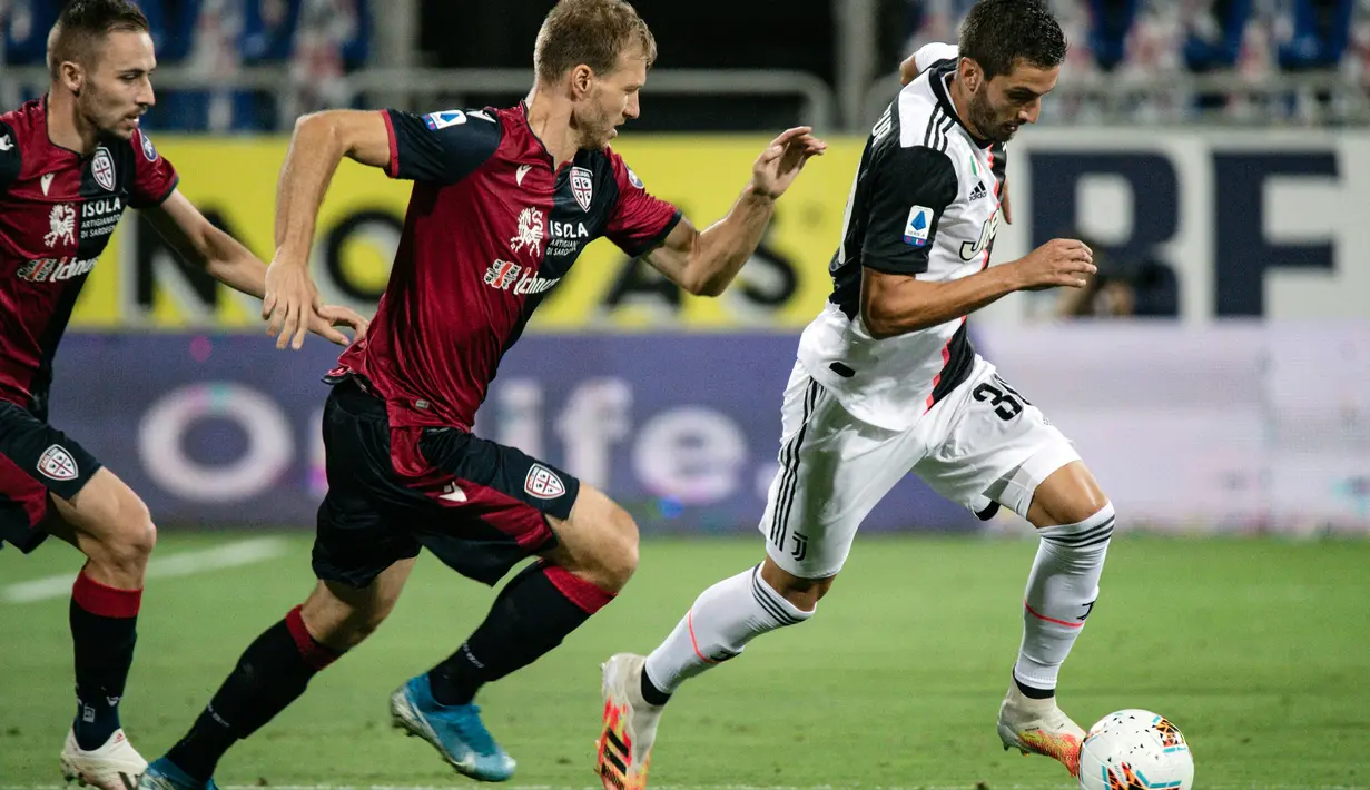 Gelandang Juventus, Rodrigo Betancur berusaha mengontrol bola dibayangi pemain Cagliari dalam lanjutan Liga Italia di stadion Sardegna Arena, Rabu (29/7/2020). Juventus yang sudah menjadi juara terpeleset di markas Cagliari. (Alessandro Tocco/LaPresse via AP)