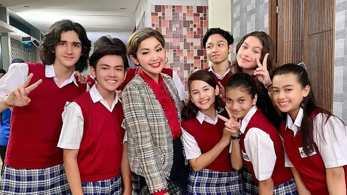 Disebut Mama Hits, Ini 6 Potret Windy Wulandari Bersama Pemain Muda Dari Jendela SMP