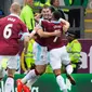 Para pemain Burnley merayakan gol ke gawang Liverpool pada laga Premier League di Turf Moor, Burnley, Sabtu (20/8/2016). (AFP/Jon Super)