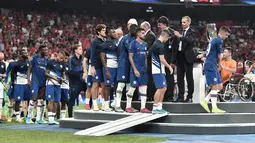 Pemain Chelsea saat menerima medali setelah pertandingan Piala Super Eropa 2019 di Besiktas Park, di Istanbul (15/8/2019). Chelsea kalah lewat adu penalti atas Liverpool 5-4 (2-2). (AFP Photo/Ozan Kose)