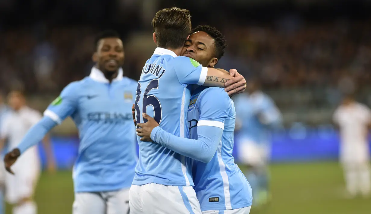 Raheem Sterling disambut rekan-rekannya setelah mencetak gol ke gawang AS Roma. (EPA/JULIAN SMITH)