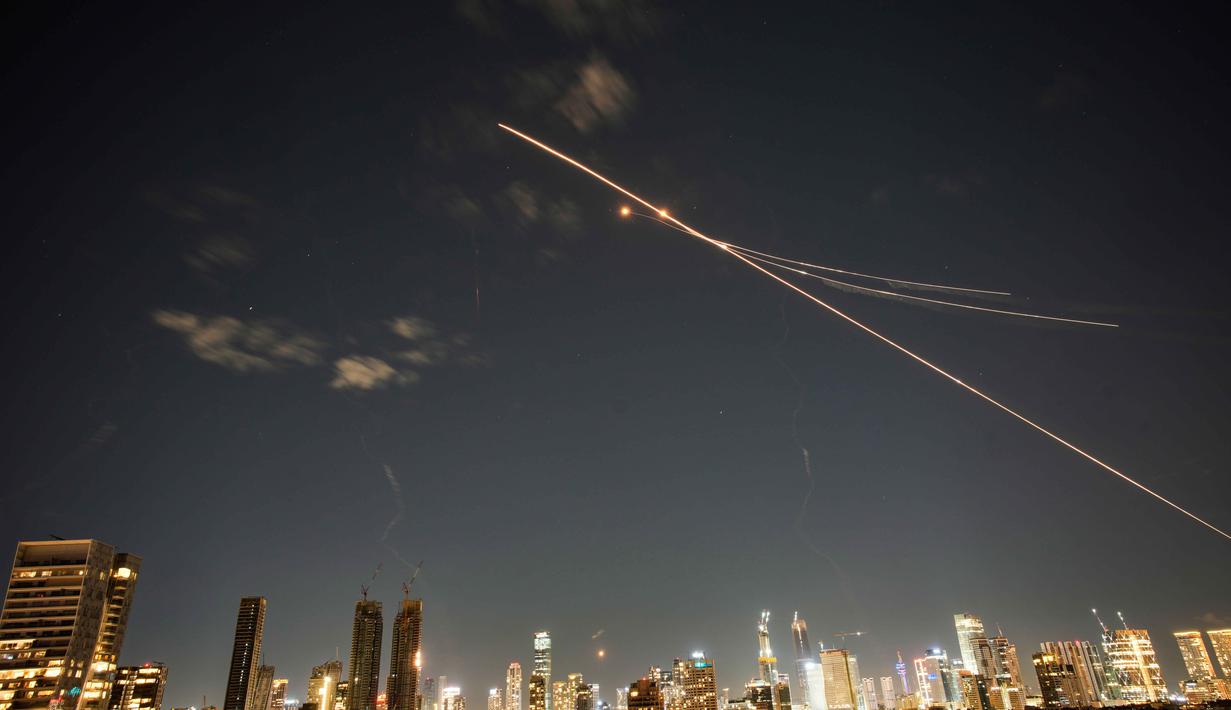 Iran meluncurkan gelombang serangan rudal dan drone balistik ke wilayah Israel pada Sabtu 28 Februari 2026 malam, hingga Minggu 1 Maret 2026 dini hari waktu setempat. Tampak dalam foto, jejak-jejak pencegahan rudal pertahanan udara terlihat di Tel Aviv, Israel, Sabtu 28 Februari 2026. (AP Photo/Ohad Zwigenberg)