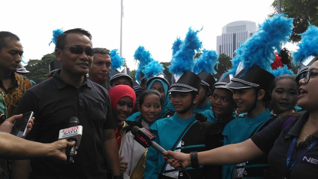 SMP Suluh Jakarta Selatan beraksi di depan Istana Merdeka saat ganti jaga Istana