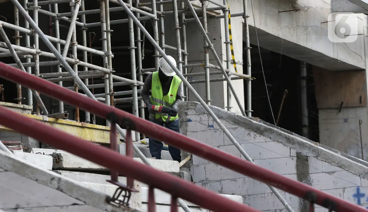 Aktivitas pekerja di area pembangunan Jakarta International Stadium (JIS), Selasa (9/11/2021). Hingga minggu ke-114, progres pembangunan Jakarta International Stadium telah mencapai 81,60 persen dan ditarget selesai pada Desember 2021. (Liputan6.com/Helmi Fithriansyah)