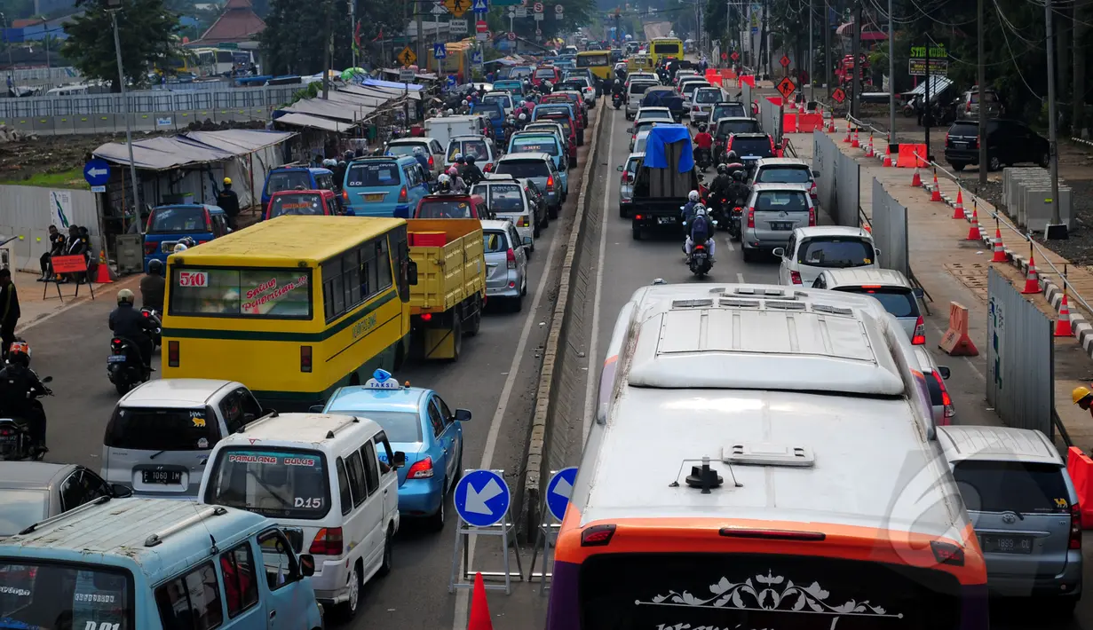 Sejumlah kendaraan terjebak kemacetan panjang di kawasan Lebak Bulus, Jakarta, akibat pengerjaan proyek Mass Rapid Transit (MRT), Senin (23/3/2015). (Liputan6.com/Yoppy Renato) 