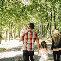 Rahasia aman wisata alam pertama bareng anak. [Dok/Pexels.com/Nataliya Vaitkevich].