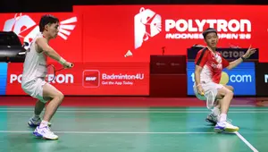 Ganda putra Indonesia, Raymond Indra/Nikolaus Joaquin, harus puas menjadi runner-up Indonesia Open 2026 setelah kalah 21-13, 18-21 dan 10-21 dari pasangan Malaysia, Goh Sze Fei/Nur Izzuddin, Minggu (7/6/2026). (Bola.com/M. Iqbal Ichsan)