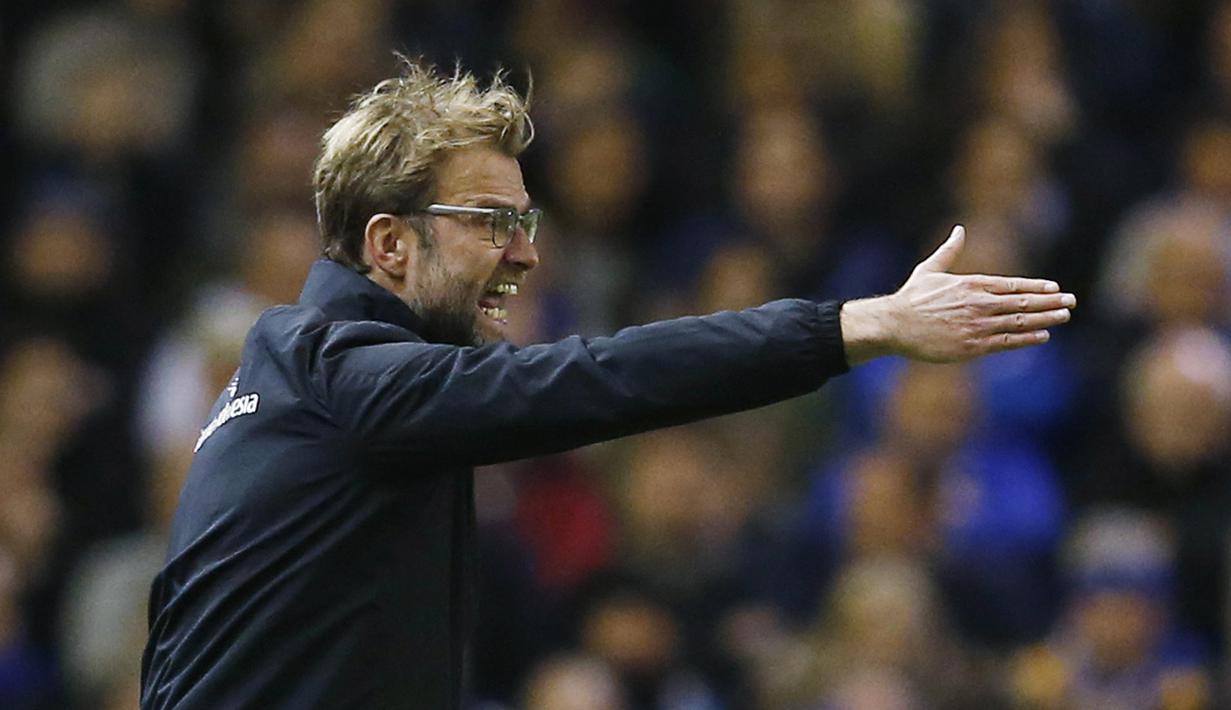 Pelatih Juergen Klopp memberikan arahan kepada para pemain Liverpool pada liga Premier Inggris di Stadion Anfield, Liverpool, Sabtu (26/12/2015). Liverpool menang 1-0. (REUTERS/Phil Noble)