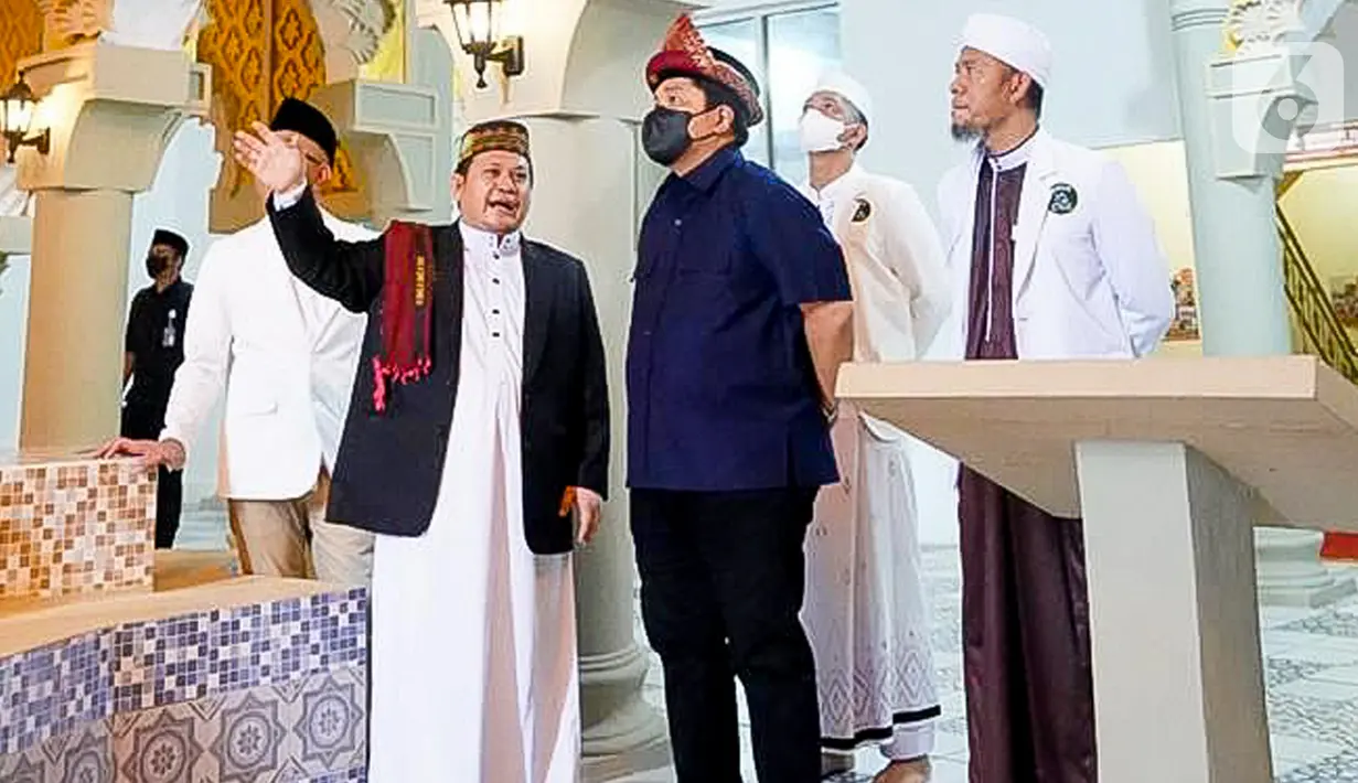 Menteri BUMN Erick Thohir yang juga tokoh Sumbagsel meninjau masjid di Majelis Dzikir At-Thohir Kota Palembang, Sumsel, Minggu (27/3/2022). Majelis Dzikir At-Thohir adalah majelis yang fokus pada kegiatan keagamaan dengan tujuan untuk semakin mendekatkan diri kepada Allah SWT. (Liputan6.com/HO/BUMN)