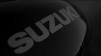 Logo Suzuki.