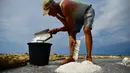 Alfred Attard mengumpulkan garam laut dari dataran garam dengan pematang batu di sebuah desa di Gozo, Malta, pada 7 September 2020. Dikelilingi seluruhnya oleh laut, Malta merupakan salah satu produsen besar garam laut yang dihasilkan dari dataran garam berpematang batu. (Xinhua/Jonathan Borg)