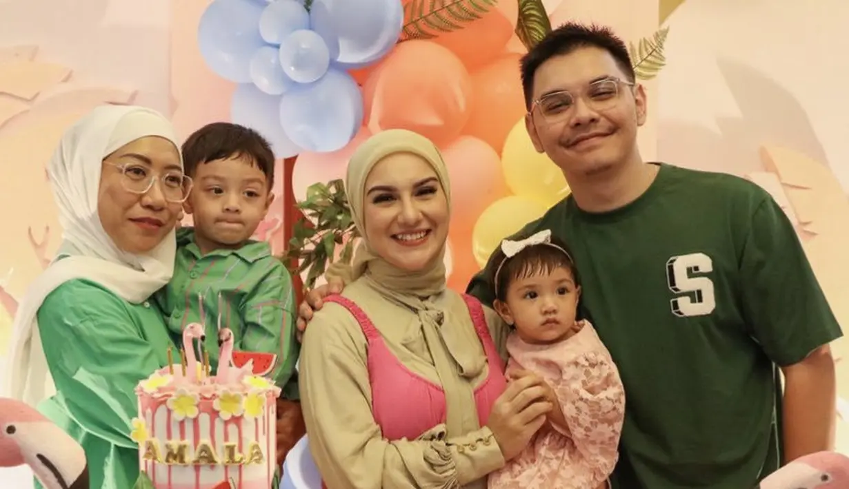 Sedangkan sang kakak, Air Rumi mengenakan kemeja hijau bergarisnya.  [@_irishbella_]