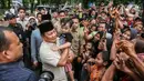 Prabowo beberapa kali terlihat memeluk anak-anak warga yang menyambut kehadirannya. (Liputan6.com/Angga Yuniar)