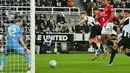 Casemiro sempat menyamakan kedudukan menjadi 1-1 sebelum berakhirnya babak pertama pertandingan. (AFP/Andy Buchanan)