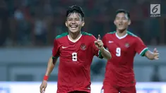 Pemain tengah Timnas Indonesia U-19, Witan Sulaeman (kiri) merayakan gol ke gawang Thailand U-19 pada laga persahabatan di Stadion Wibawa Mukti, Cikarang, Jawa Barat, Minggu (8/10). Indonesia menang 3-0. (Liputan6.com/Helmi Fithriansyah)
