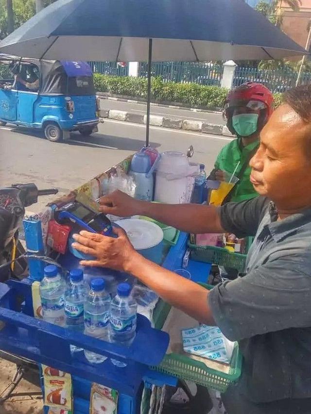 10 Potret Nyeleneh Pedagang Pakai Alat Tak Biasa Waktu Jualan Ini Bikin Heran