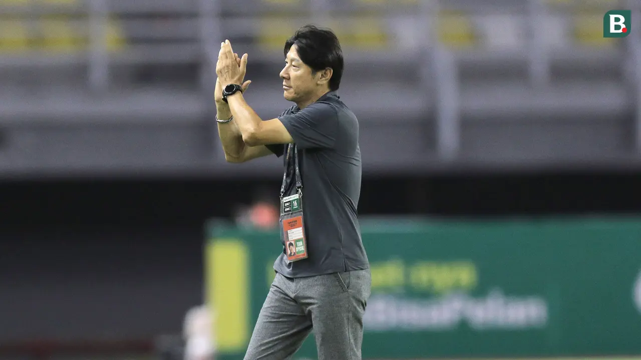 Foto: Momen Shin Tae-yong Cek Kondisi Lapangan Jelang Kick-off Timnas Indonesia Kontra Hong Kong di Kualifikasi Piala Asia U-20