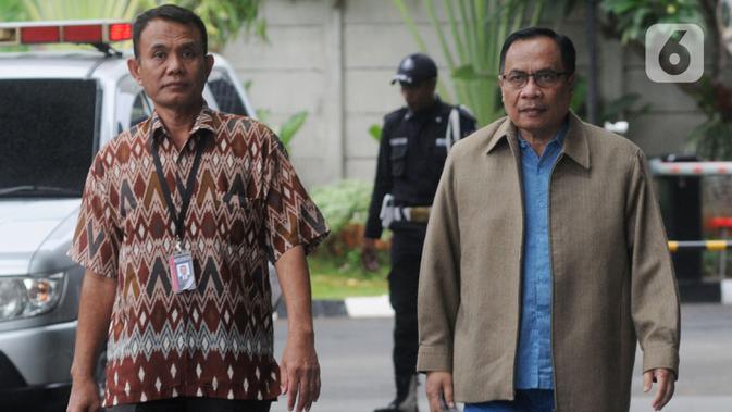 Terpidana kasus korupsi e-KTP Irman (kanan) tiba di Gedung KPK, Jakarta, Kamis (12/12/2019). Mantan Dirjen Dukcapil Kemendagri tersebut diperiksa untuk pengembangan kasus korupsi proyek pengadaan e-KTP. (merdeka.com/Dwi Narwoko)