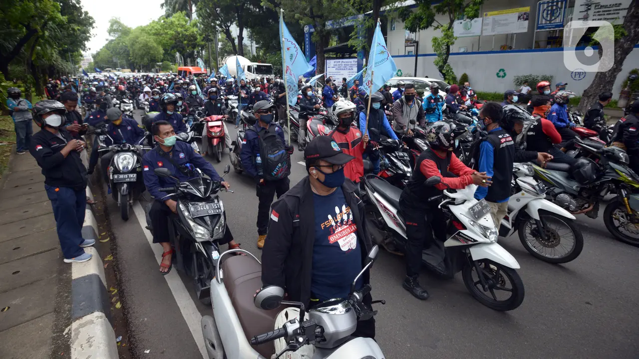 FOTO: Unjuk Rasa Buruh Tuntut Pencabutan UU Cipta Kerja