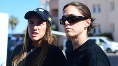 Pemain Timnas Wanita Spanyol, Mapi Leon (kanan) dan Guijarro memberikan keterangan di depan awak media menyusul keputusan mereka untuk tetap meninggalkan pelatihan menjelang laga UEFA Nations League melawan Swedia di Oliva, Spanyol pada Rabu (20/09/2023) waktu setempat. Seperti dilansir dari Elconfidencial, alasan mereka adalah kurang semangat dan ketidaknyamanan pribadi. (AFP/Jose Jordan)