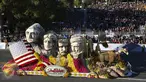 Sebuah mobil hias berbentuk wajah Presiden AS ikut berparisipasi di Rose Parade, Pasadena, California (1/1/2016). Acara Rose Parade menjadi acara yang dinantikan penduduk Pasadena setiap awal tahun (REUTERS / David McNew)