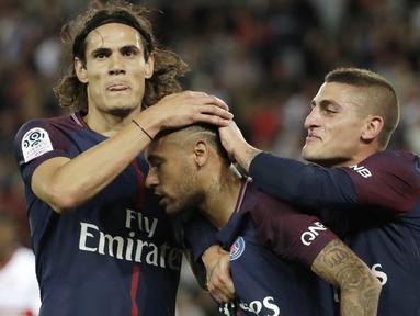 Pemain PSG, Edinson Cavani dan Marco Verratti, merayakan gol yang dicetak Neymar Jr, ke gawang Toulouse pada laga Liga 1 Prancis, di Stadion Parc des Princes, Senin (21/8/2017). PSG menang 6-2 atas Toulouse. (AFP/Thomas Samson)
