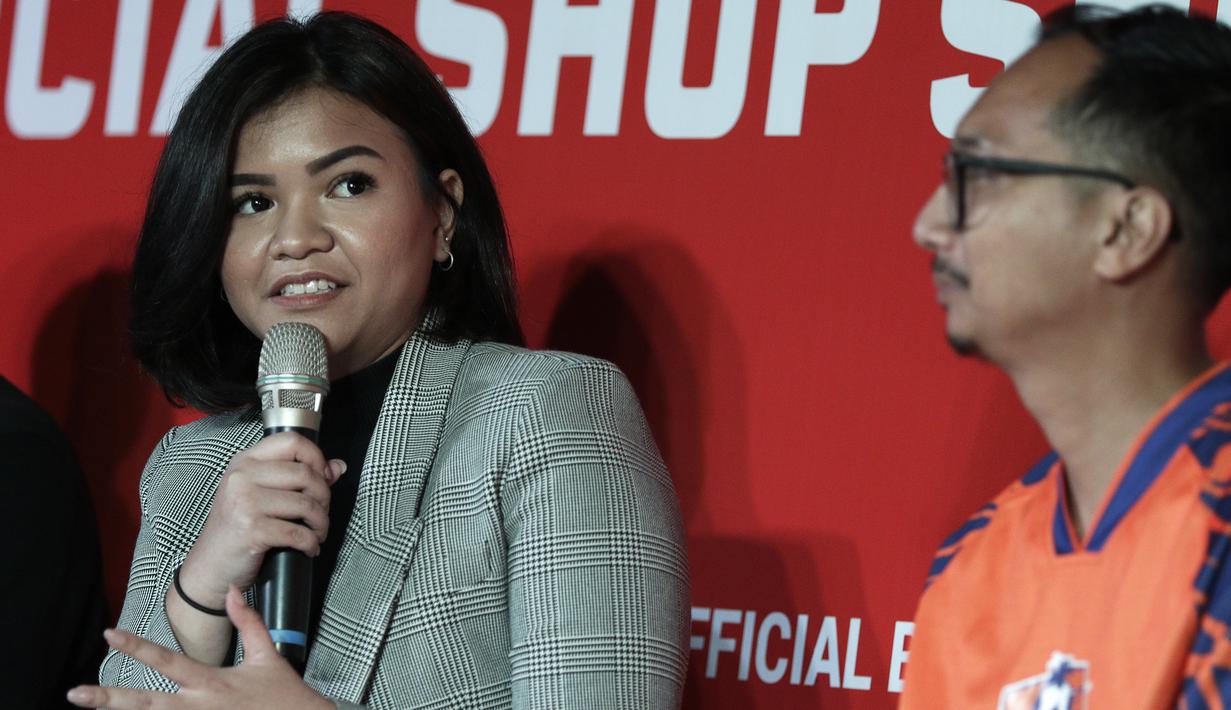 COO Madura United, Annisa Zhafarina, menjawab pertanyaan saat konferensi pers launching official merchandise 5 klub di Holywings, Jakarta, Selasa (23/7). Shoppe hadirkan official shop dari 5 klub Liga 1.