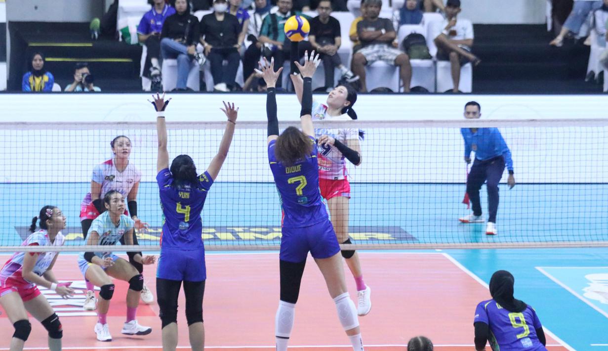 Liu Yanhan mencoba memukul bola saat Jakarta Livin Mandiri menghadapi Jakarta Electric PLN pada laga Pekan 5 Putaran II PLN Mobile Proliga 2025 di GOR Jalak Harupat, Bandung, Jawa Barat, Jumat (7/2/2025). (Dok. PBVSI)