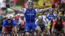 Pebalap Jerman, Marcel Kittel, merayakan kemenangan saat stage kedua balapan Tour de France di Leige, Belgia, Minggu (2/7/2017). Stage kedua menempuh kota Dusseldorf, Jerman hingga Leige, Belgia yang berjarak 203,5 kilometer. (AFP/Jeff Pachoud)